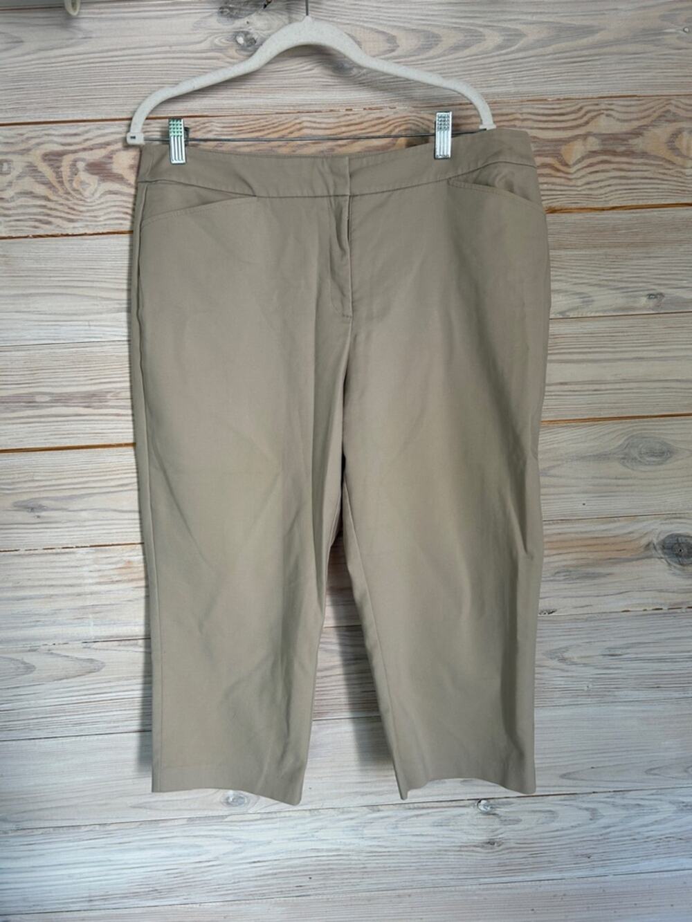 Chico’s Fabulously Slimming Beige Stretch Capri Pants Size 2.5